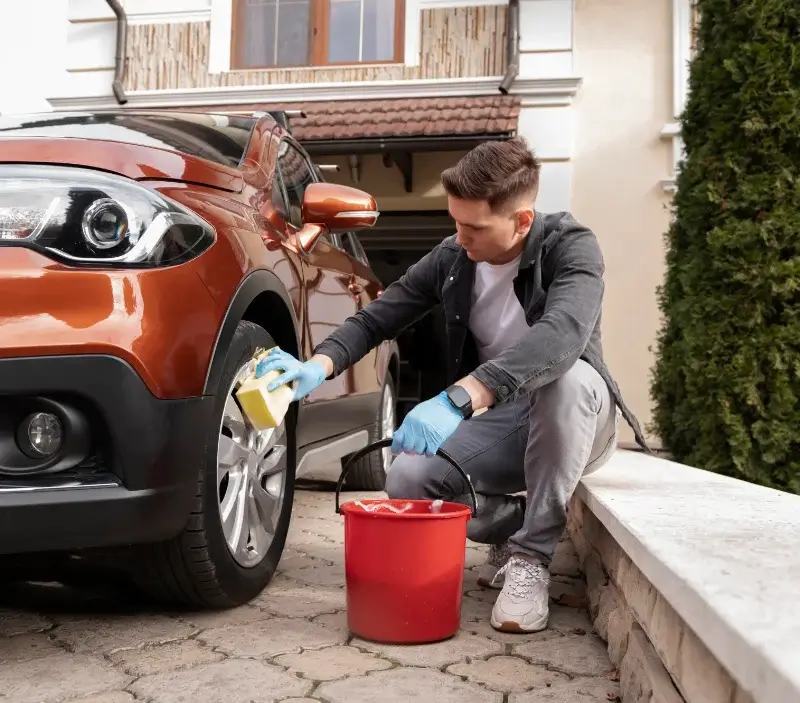 Lavage auto à domicile Bult : professionnel intervenant sur un véhicule